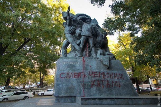 В Одессе разрисовали памятник Потемкинцам