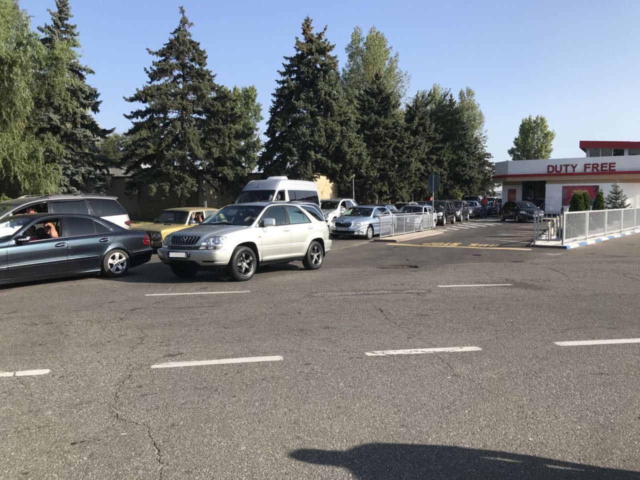 На КПП "Албица" образовались очереди, водителям рекомендуют другие таможенные посты