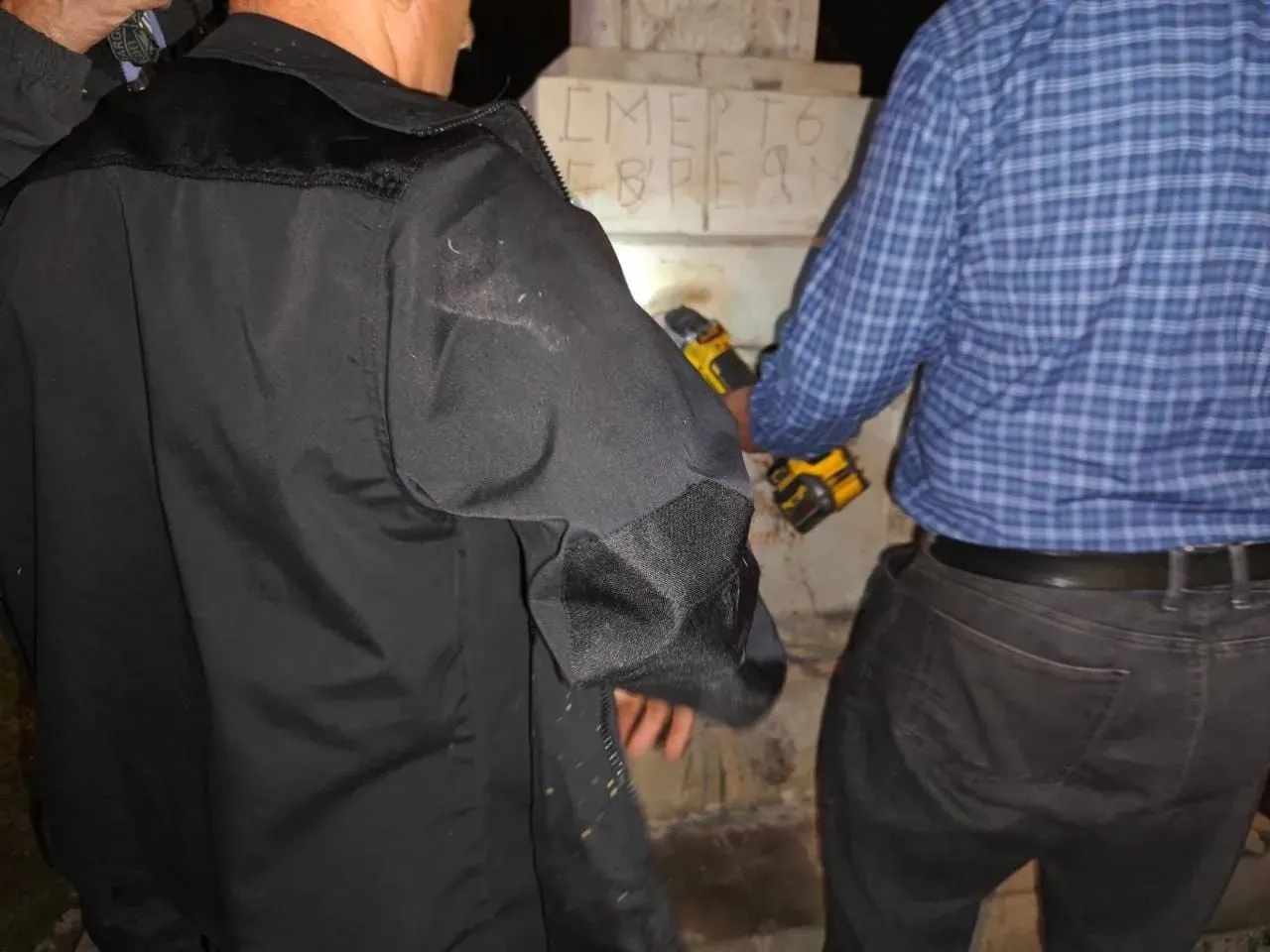 Un crucifix din Capitală, profanat cu simboluri fasciste și inscripții antisemite