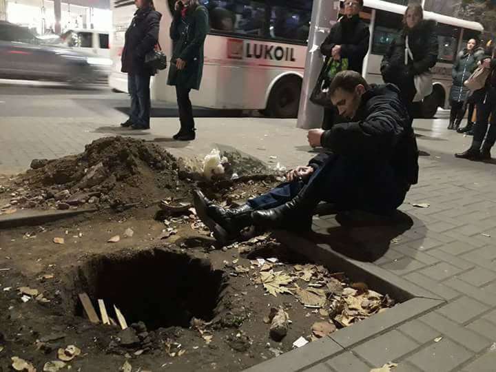 Житель столицы серьезно пострадал, провалившись в яму на тротуаре
