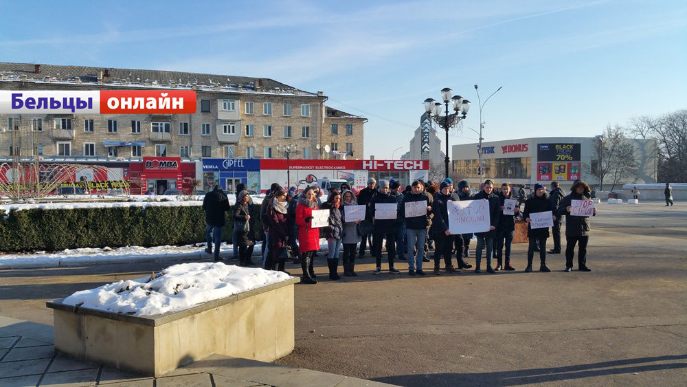 Перед примэрией Бельц  участники флешмоба стояли молча с плакатами в руках