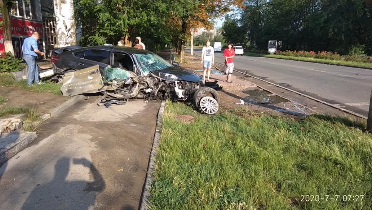 Утреннее ДТП в столице: два автомобиля получили серьезные повреждения