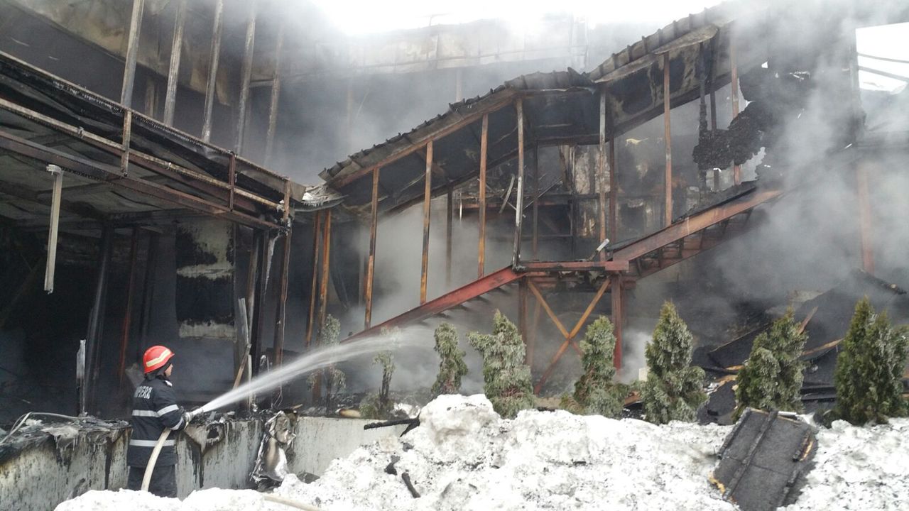 Un club din București a ars în totalitate noaptea trecută