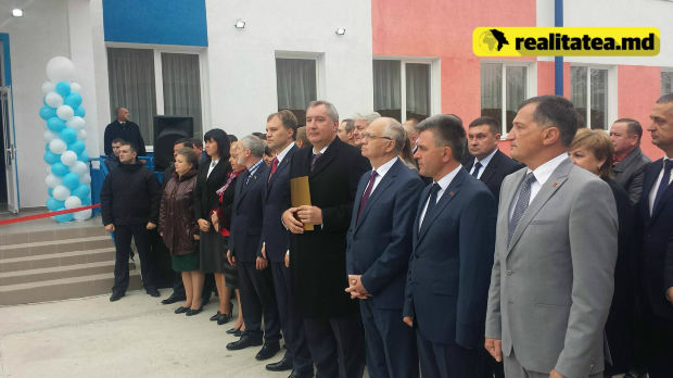 „Бине аць венит” - mesajul de salut, scris în chirilică, pe ușa școlii care a fost deschisă azi la Tiraspol