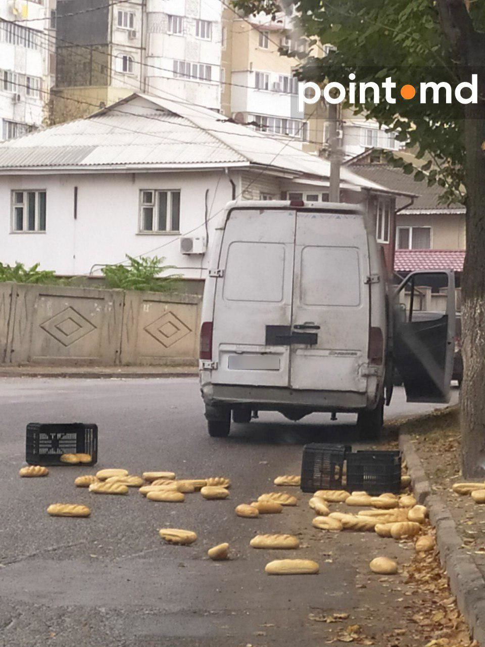Десятки батонов хлеба обнаружили посреди дороги в Бельцах