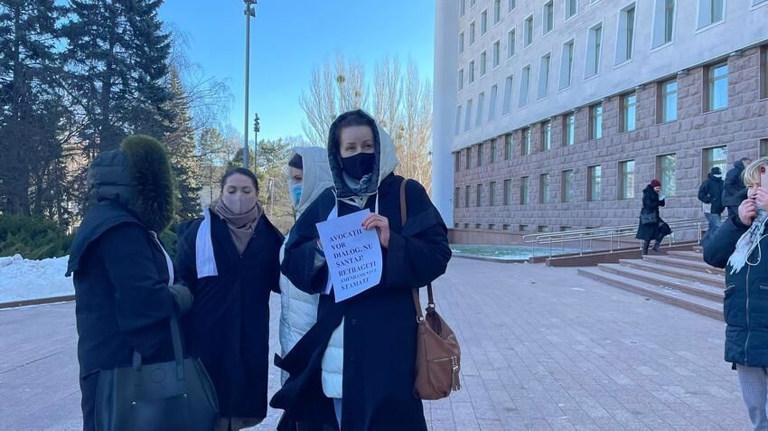 Адвокаты протестовали перед парламентом: Просим отозвать поправку Стамате
