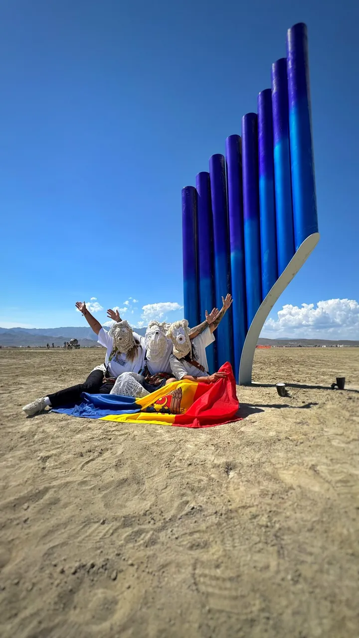 Скульптуру в виде молдавского ная установили на фестивале Burning Man в США