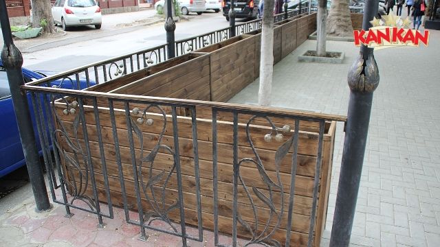 В центре Кишинева на тротуаре обустраивают очередную террасу
