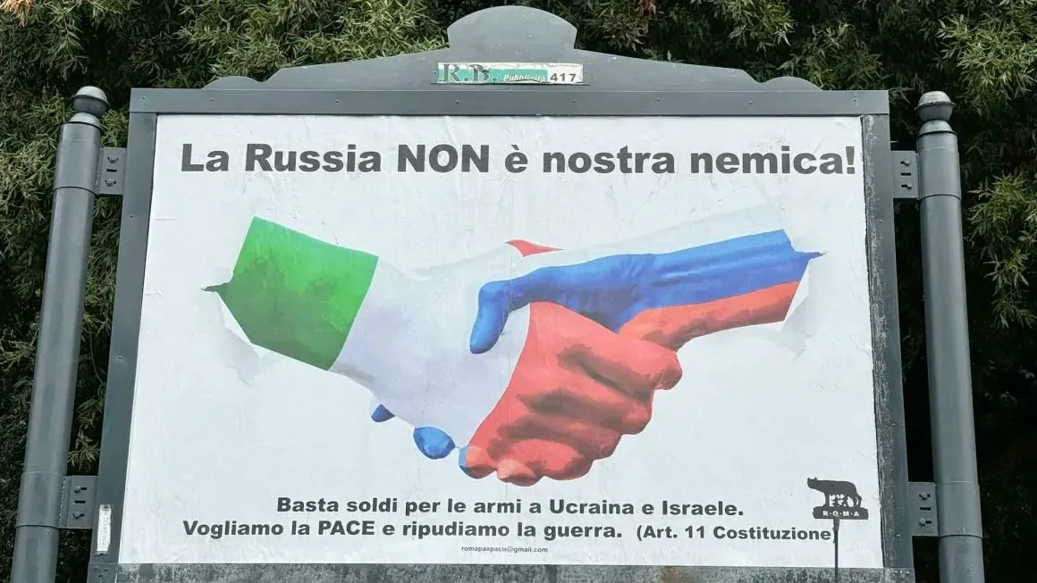 Abțibilduri cu inscripția „Rusia nu este dușmanul meu”, distribuite în orașele din România