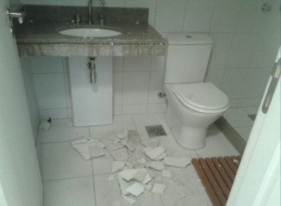 Фото Олимпийской деревни: потолки обваливаются и протекают