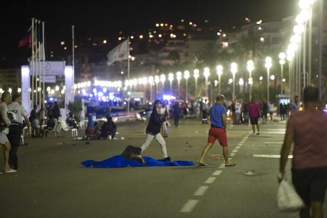 Franţa este în lacrimi. Atac terorist cu peste 80 de morți