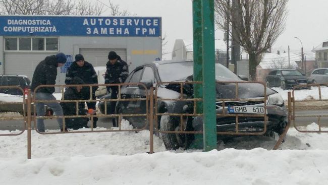Водитель Subaru влетел в опору рекламного щита на Телецентре