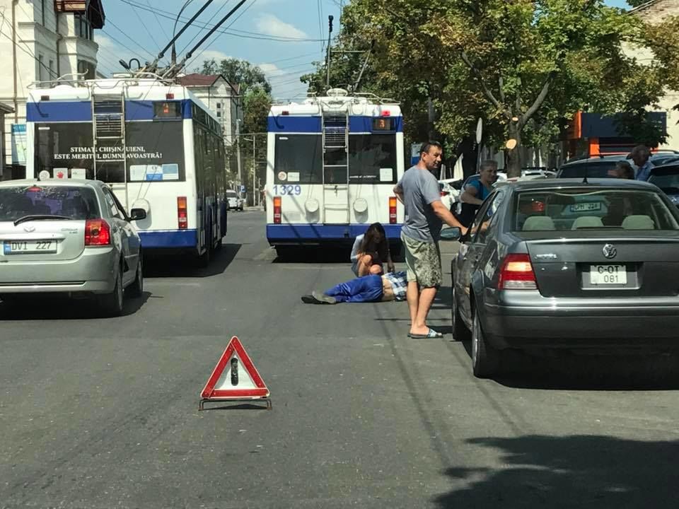 Из столичного троллейбуса на дорогу упал пожилой человек