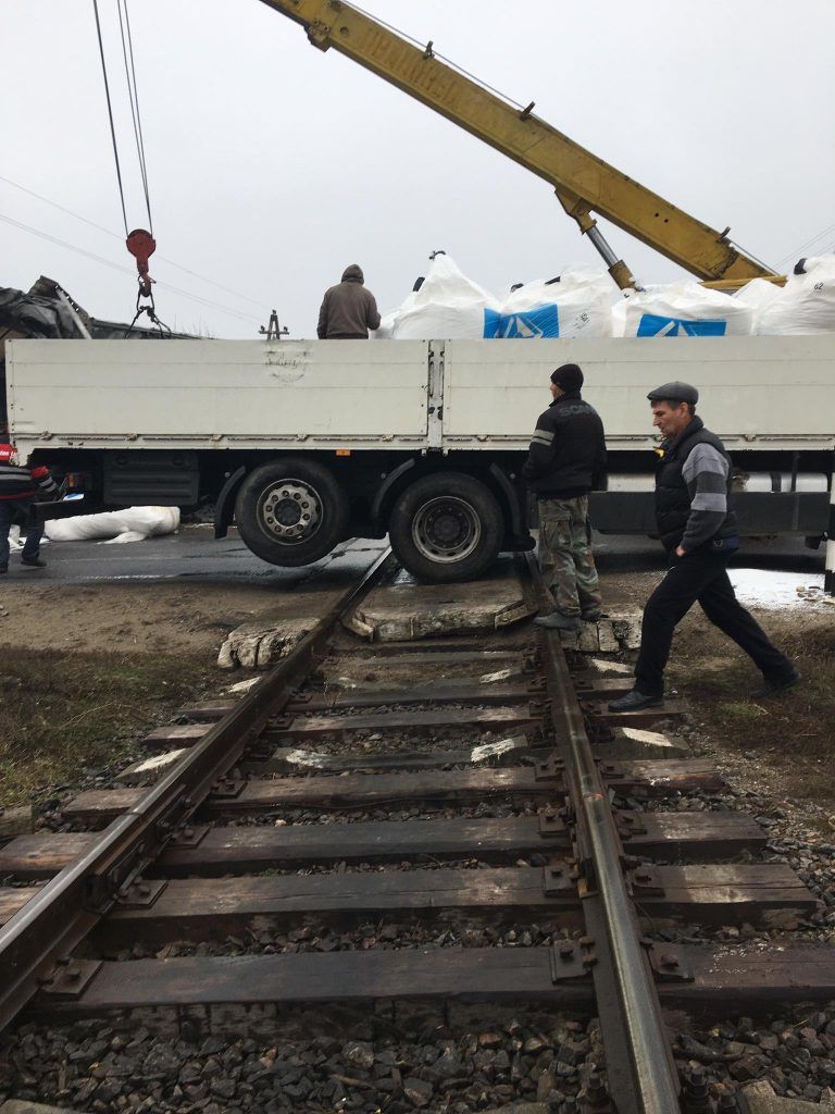 В Шолданештском районе произошла авария на железной дороге: поезд сбил фуру