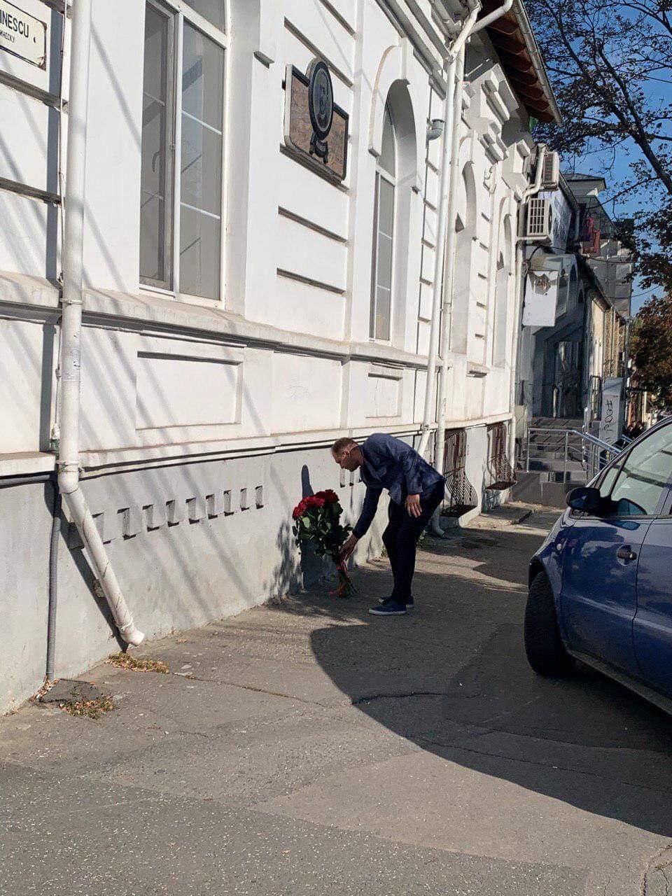 Ион Чебан возложил цветы у дома, где жил Карл Шмидт