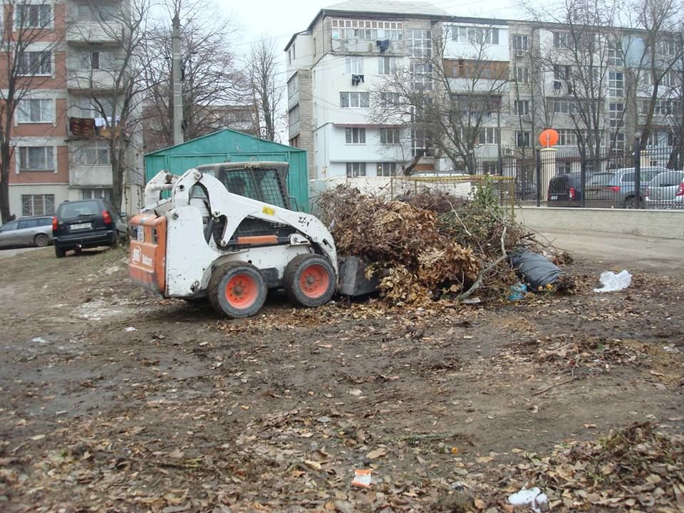 На улицах столицы провели работы по уборке опавшей листвы и мусора