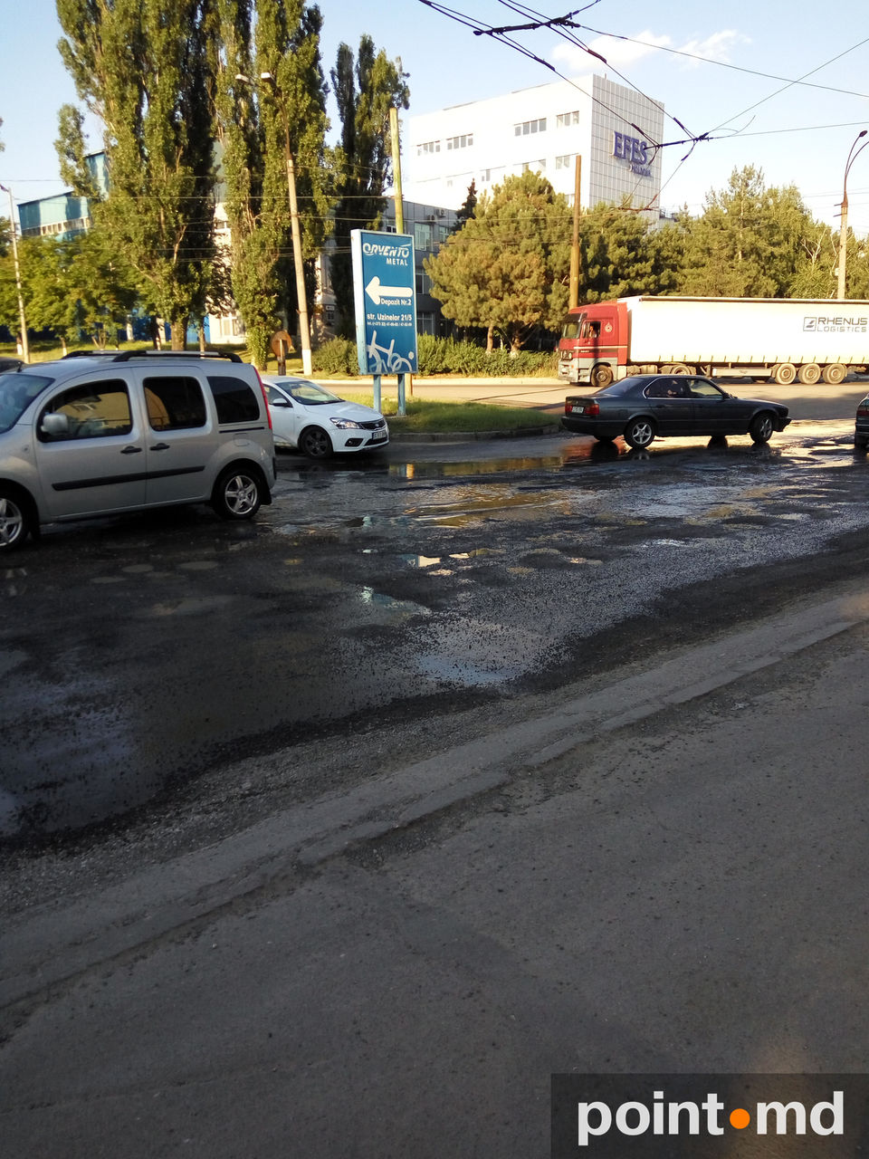В Кишиневе машины проваливаются в огромные ямы