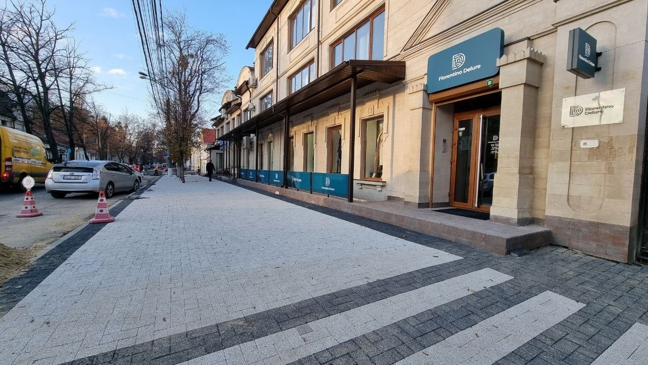 Продолжается ремонт тротуаров в историческом центре столицы