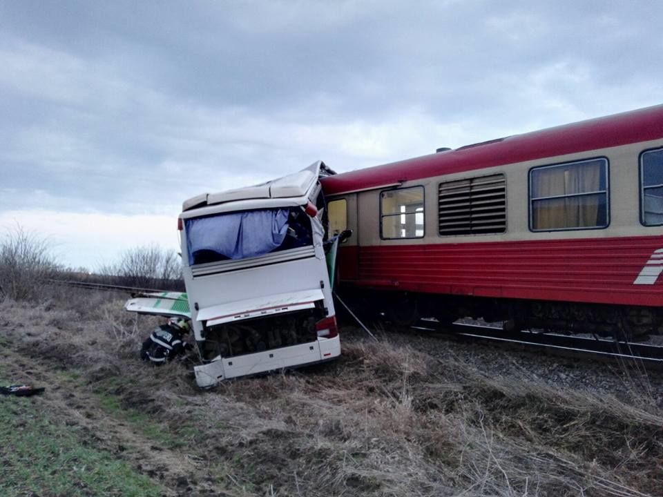 В Румынии пассажирский поезд врезался в автобус