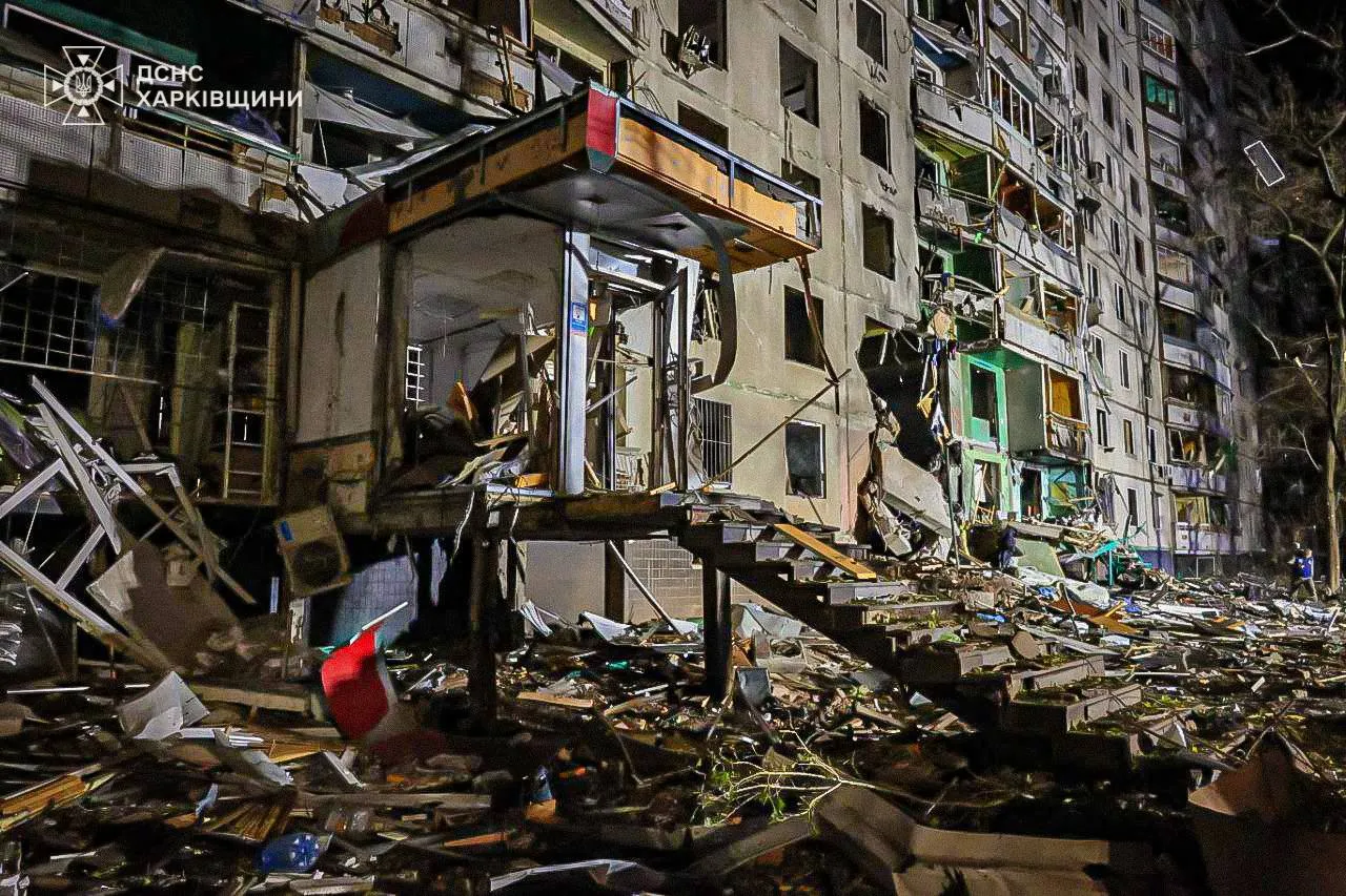 O bombă rusească a lovit un bloc de locuințe la Harkov