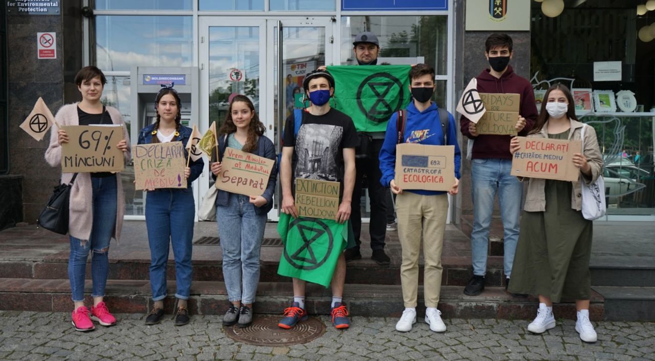 У Минсельхоза прошла необычная акция протеста против загрязнения природы