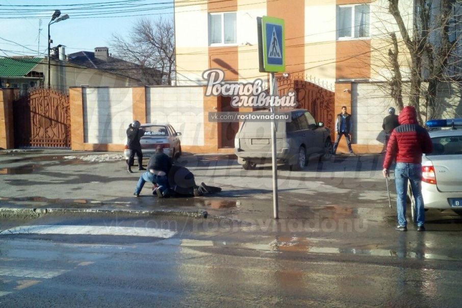 В Ростове-на-Дону мужчина с ножом напал на прохожих