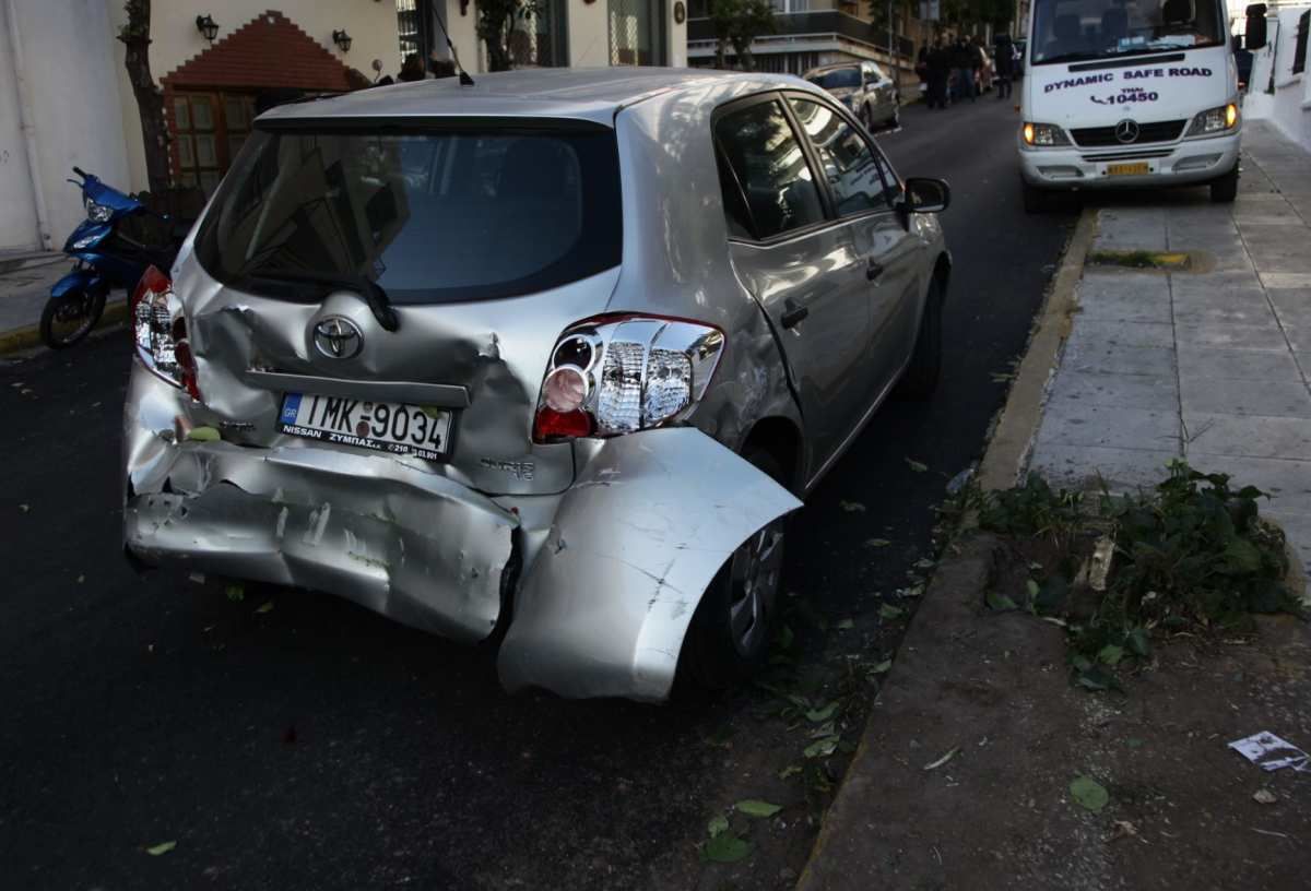 В Греции неуправляемый автобус протаранил 12 авто