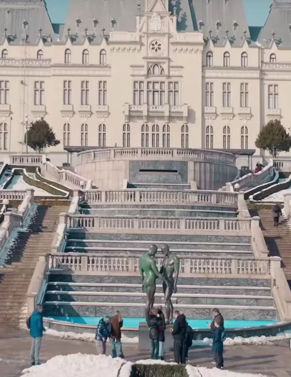 Жителей Ясс возмутила статуя у Дворца культуры