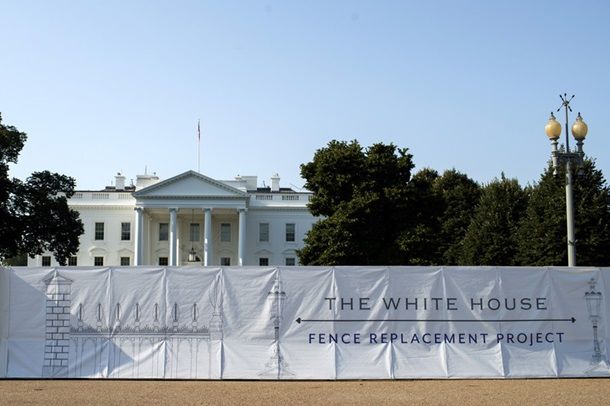 Трамп строит четырехметровую "стену" вокруг Белого дома