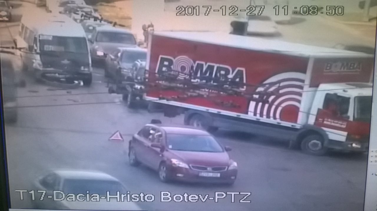 InfoTrafic 11:18: Accidente și ambuteiaje. Străzi de evitat în Capitală