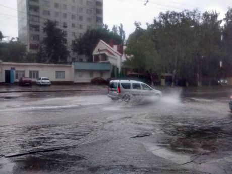 Проливные дожди, не успев начаться, затопили половину столицы