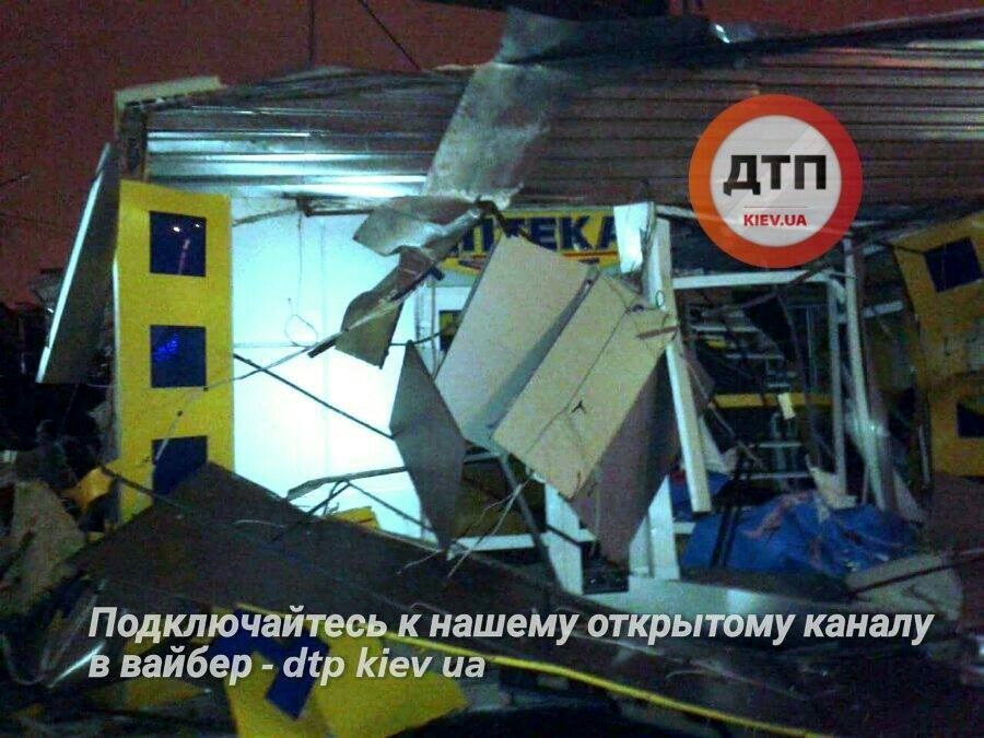 Трактористы в балаклавах уничтожили рынок в Киеве