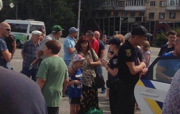 Расстрел матери двоих детей на остановке в Украине попал на видео