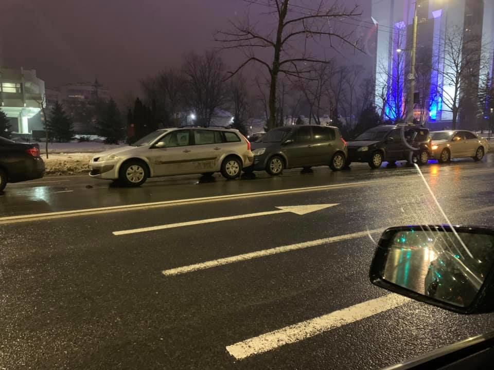 В самом центре Кишинева столкнулись сразу семь автомобилей