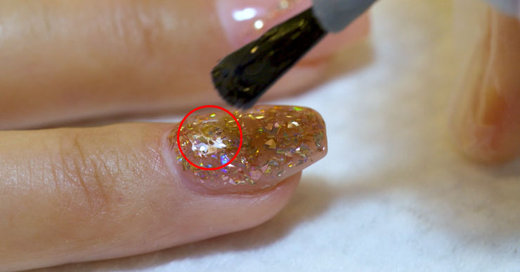 В маникюрном кабинете Дубая начали чипировать ногти