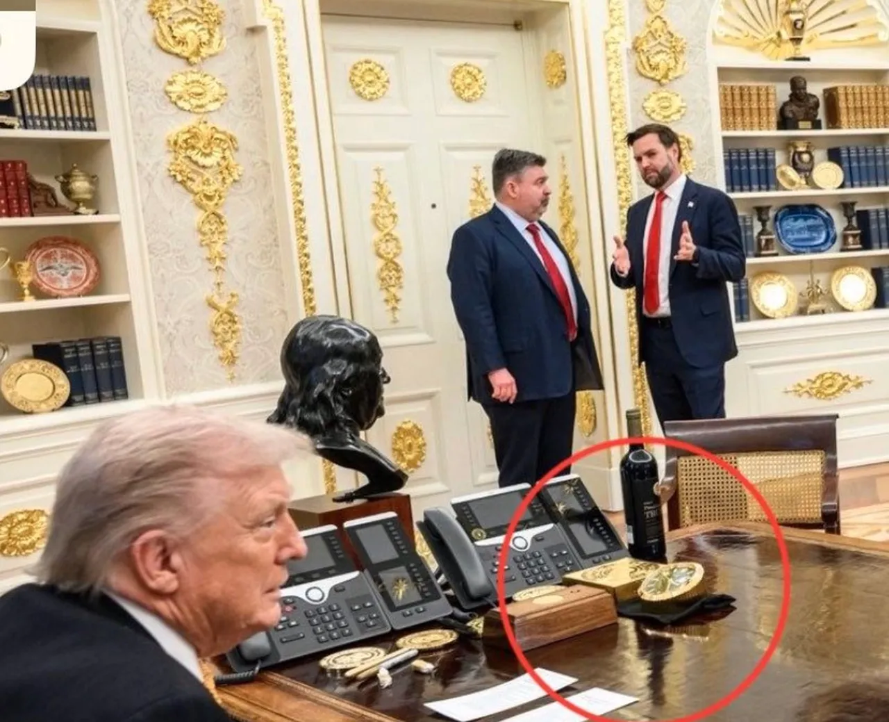 Бизнесмены и правительства подарили Трампу, добиваясь «дружбы», слитки золота, корону