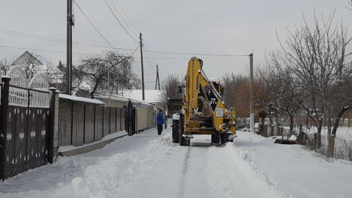 Locuitorii din Lozova, echipați cu utilaje proprii de deszăpezire