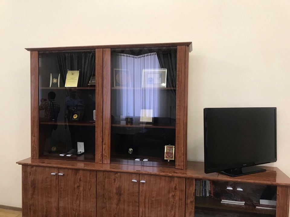Нэстасе показал журналистам свой рабочий кабинет