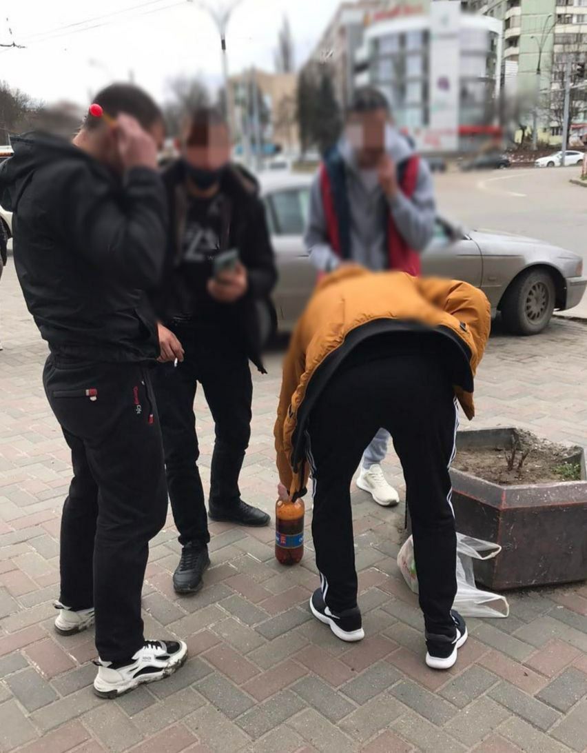 В столице оштрафовали мужчин: они пили пиво на улице из одной бутылки
