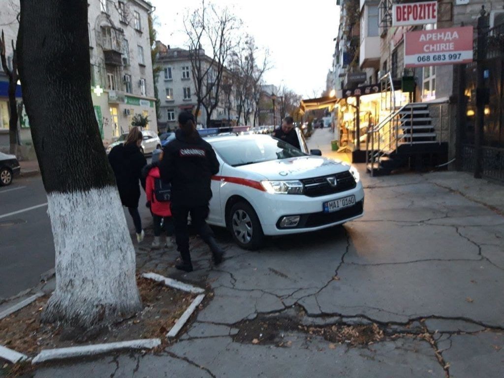 В Кишиневе карабинеры помогли заблудившейся 9-летней девочке благополучно вернуться домой