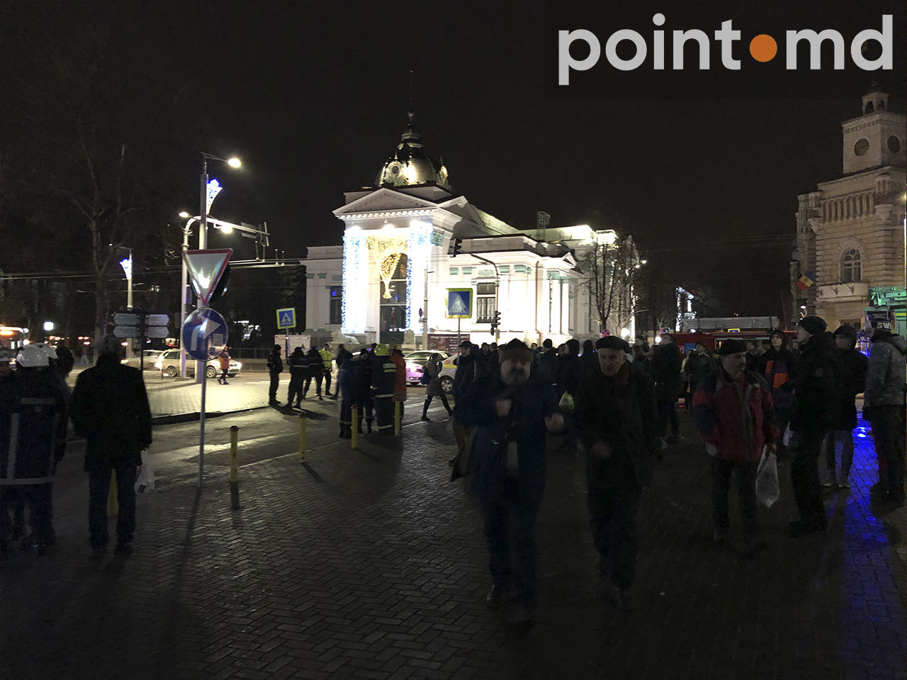 В центре Кишинева мужчина пытался сброситься с крыши здания