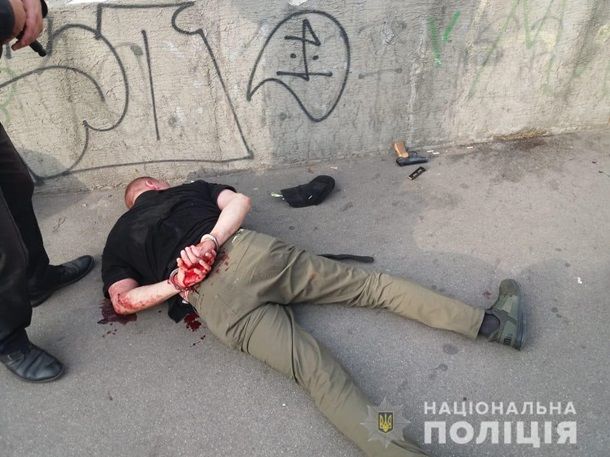 В Киеве мужчина устроил стрельбу в троллейбусе