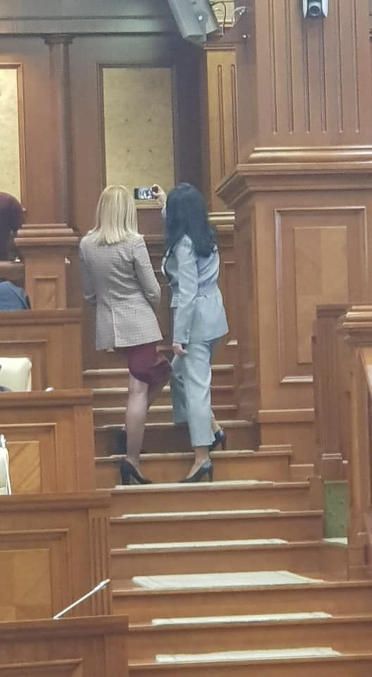 Народные избранницы делали селфи во время заседания парламента