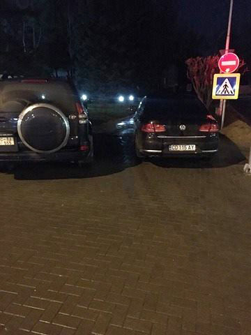 Автомобиль с дипломатическими номерами был неправильно припаркован в центре Кишинева
