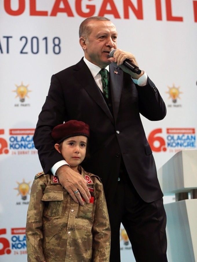 Imagini greu de privit. Promisiunea lui Erdogan pentru o fetiță soldat