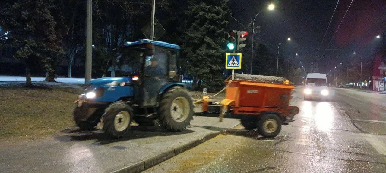 Всю ночь специальные службы работали над устранением гололёда в столице
