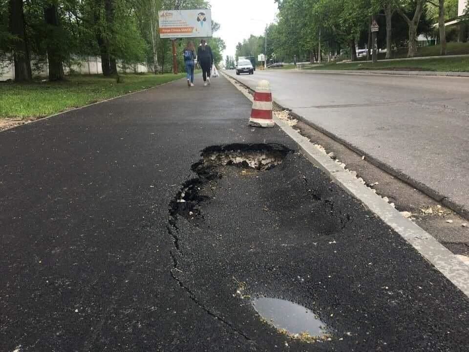 Чебан потребовал наказать виновных в некачественном ремонте тротуара