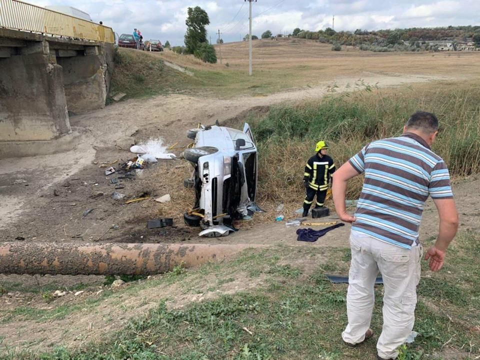 В Унгенском районе микроавтобус съехал с моста: погиб мужчина