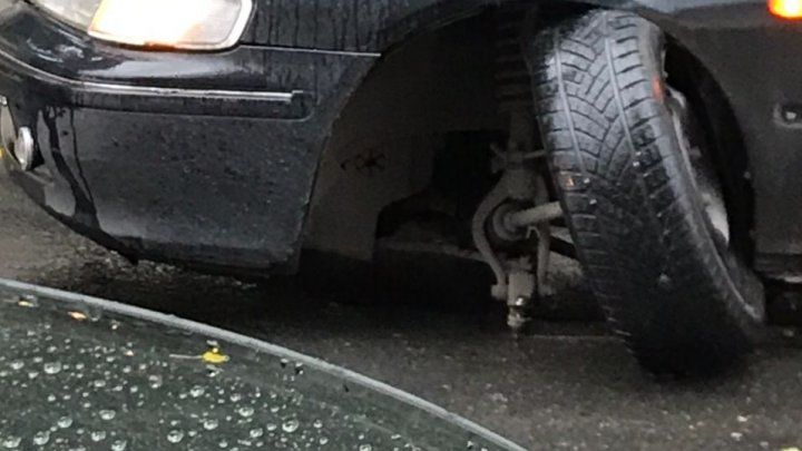 Столичный водитель сломал колесо, угодив в яму на ул. Измаильской
