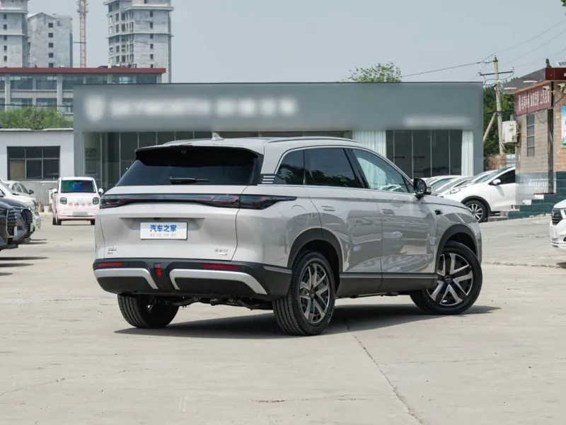 В Китае начались продажи кроссовера BYD со встроенным в крышу беспилотником